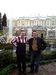 Der Duty Free Zar mit Sohn vor dem Zarenpalast, St.Petersburg